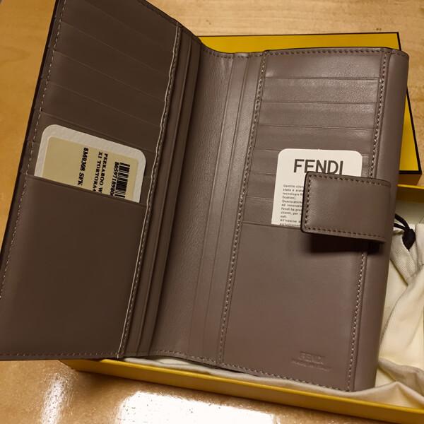 FENDI コピーツイストロックがお洒落なピーカブーコンチネンタルWallet20112016